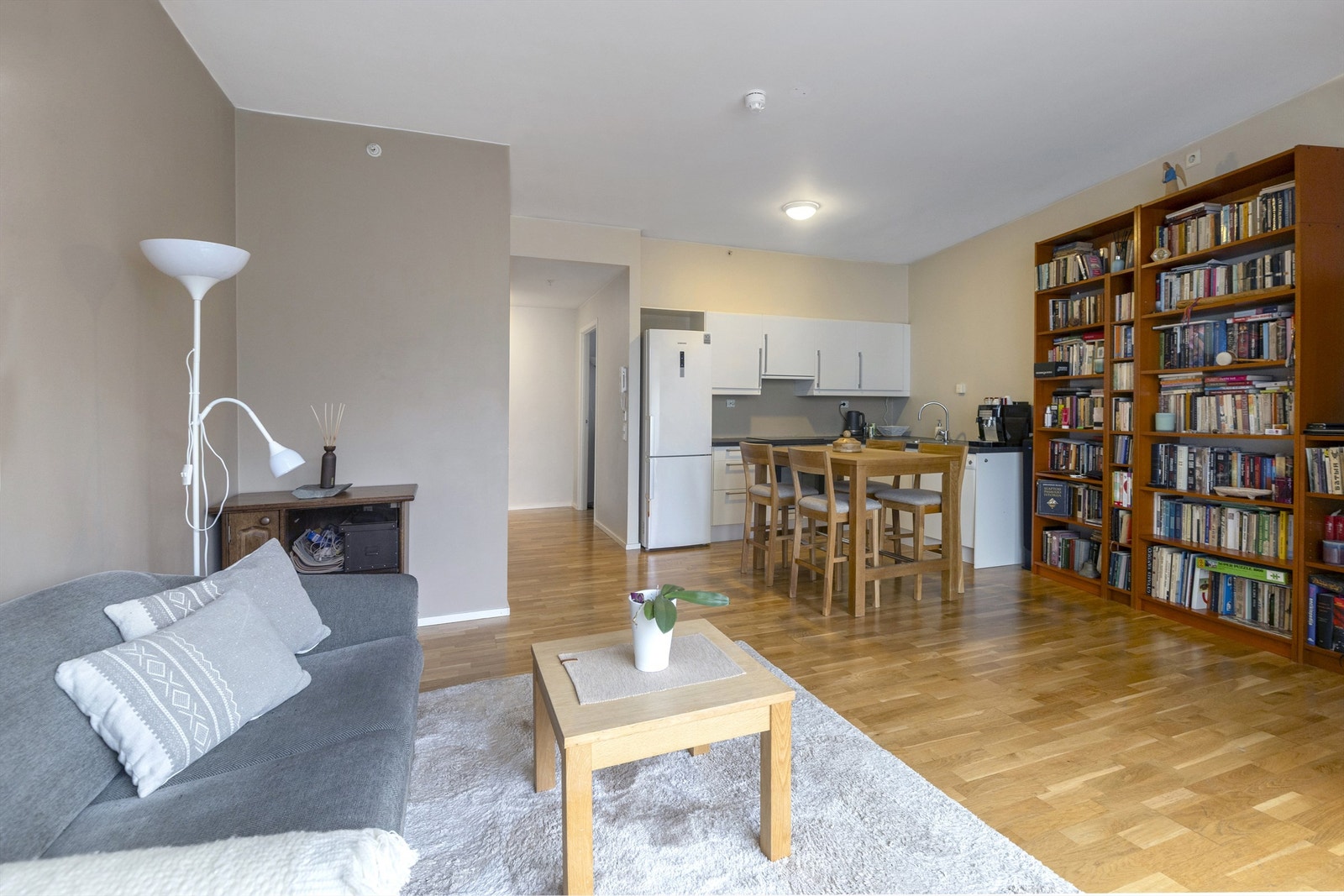 Det er god plass til en spiseplass i tilknytning til kjøkkenet. Galleribilde