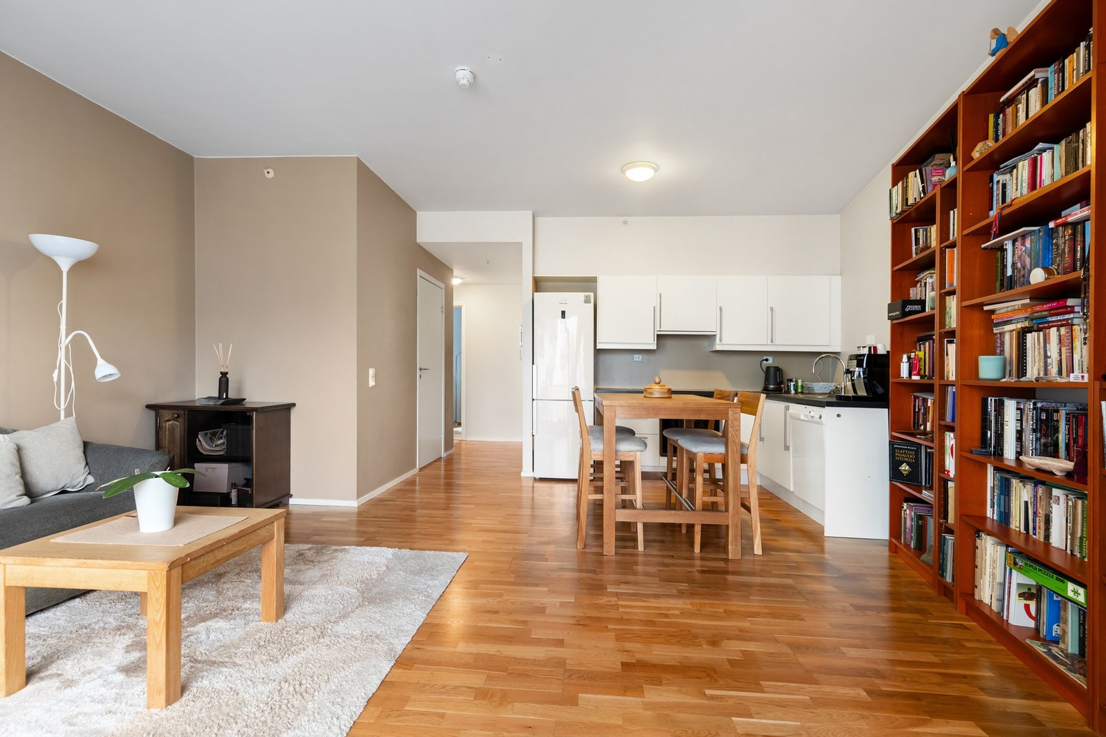 Stuen og kjøkkenet har en åpen løsning med en imponerende takhøyde på 3 meter. Galleribilde