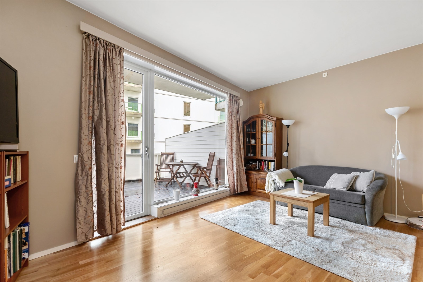 Store vindusflater slipper inn rikelig med naturlig dagslys. (Foto: Marianne Lyse) Galleribilde