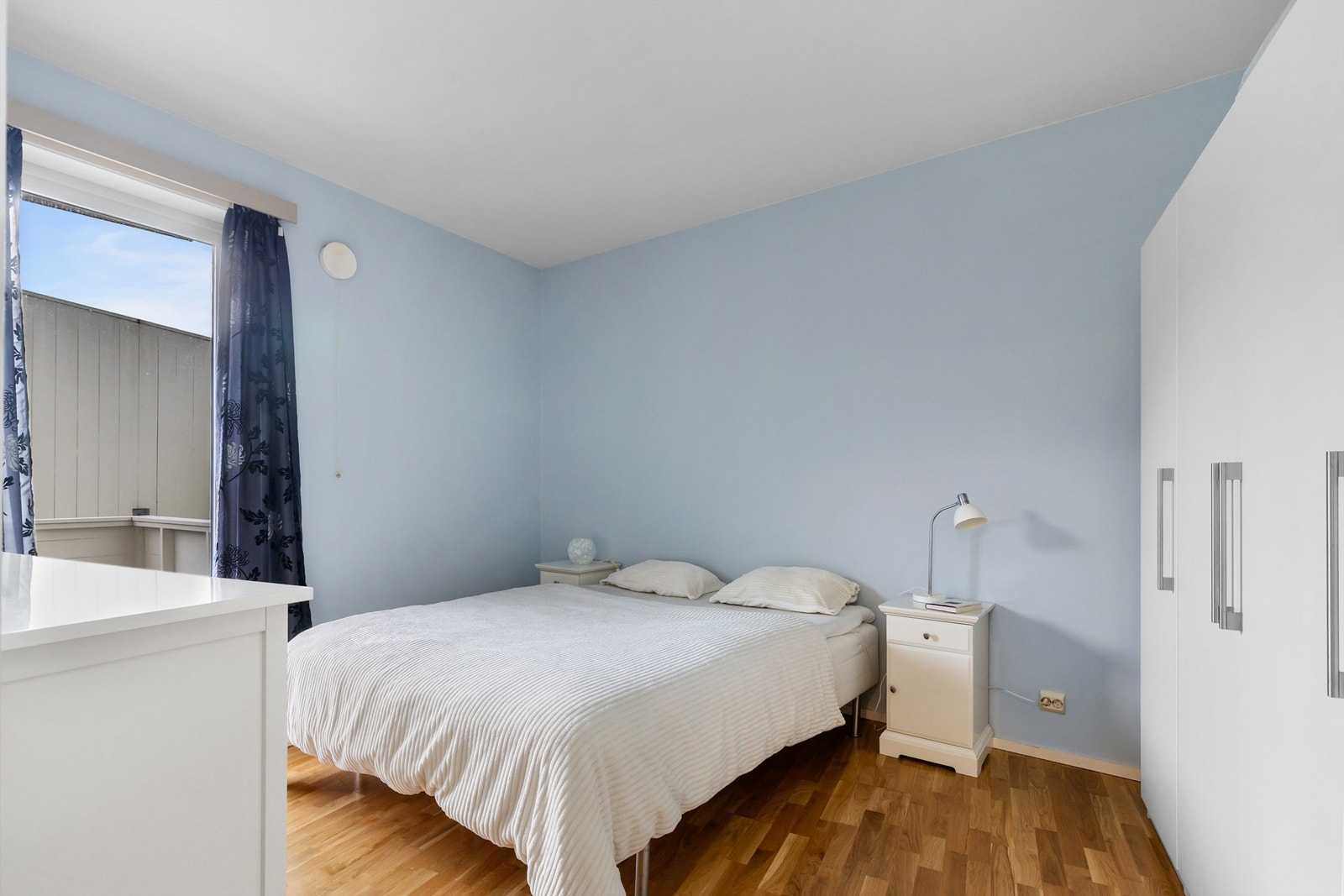 Hovedsoverommet har god plass til dobbeltseng og garderobe. Galleribilde