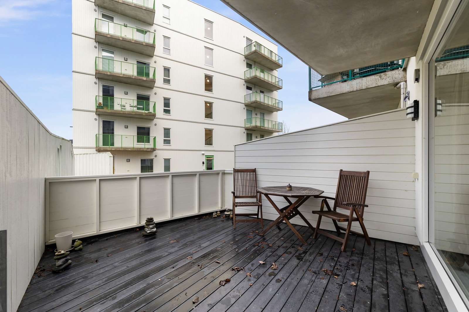 Den største terrassen på 16 m² har god plass til sittegruppe Galleribilde