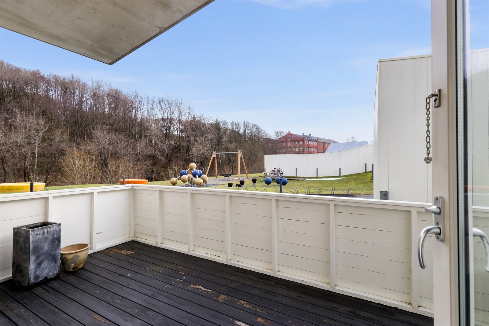 Herfra er det utsikt mot felles lekeplass og grøntområder. Galleribilde