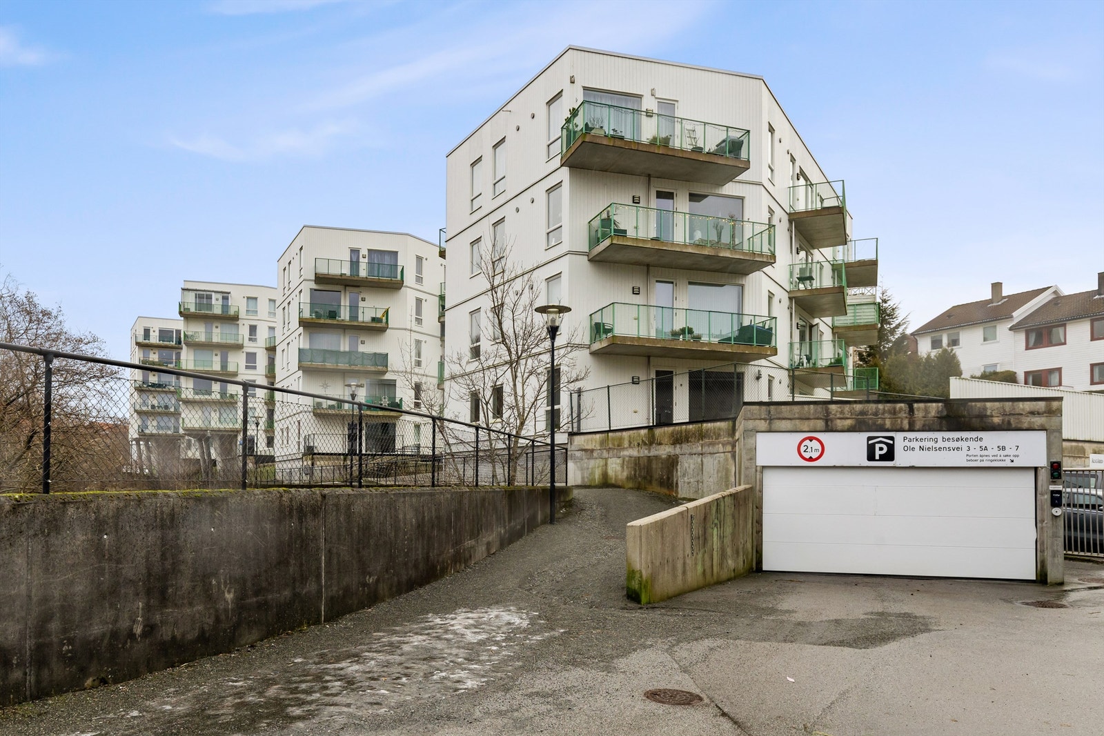 Innkjøring til felles, lukket garasjeanlegg i bygningens underetasje. Galleribilde