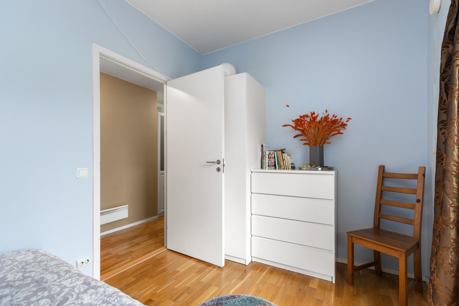 Leilighetens andre soverom passer utmerket som barnerom, gjesterom eller kontor. Galleribilde