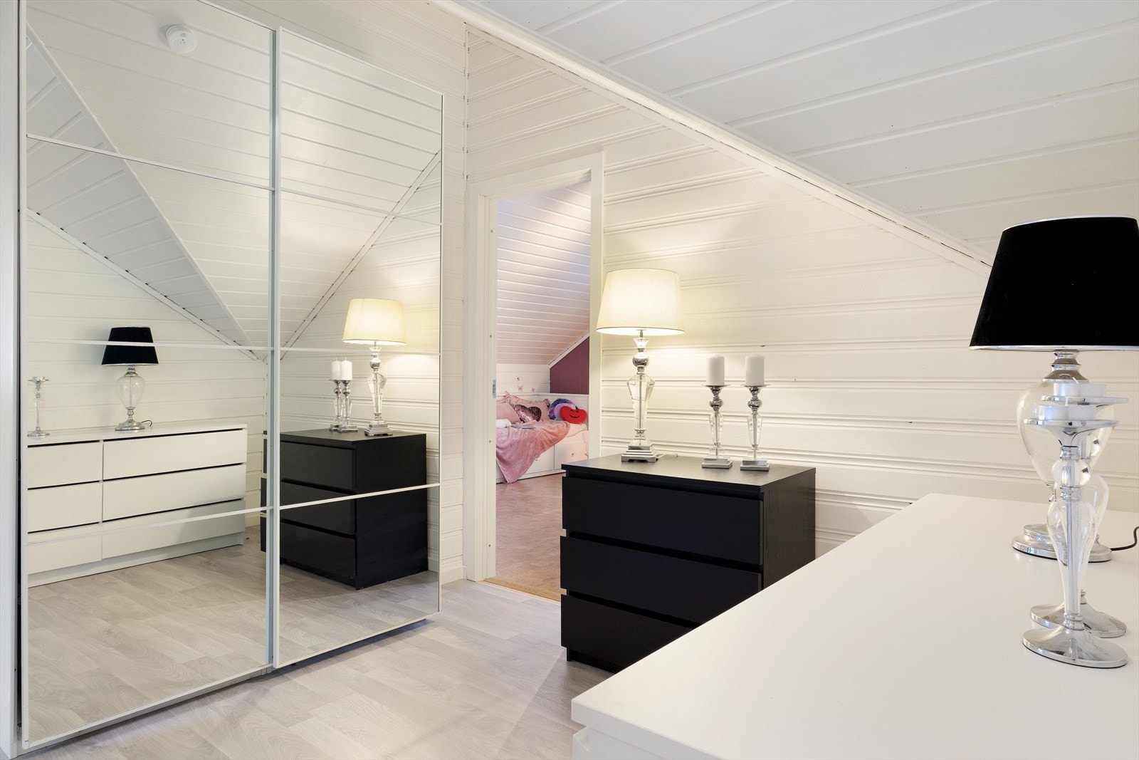 I gangareal er det gode oppbevaringsmoglegheiter i garderobeskåp. Galleribilde