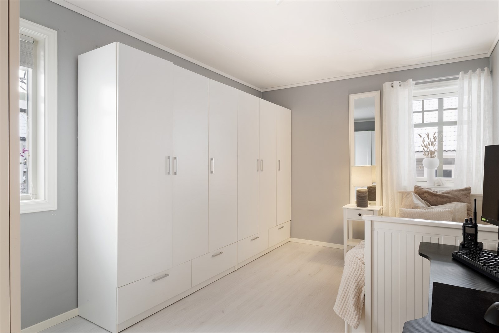 Etasjen har også eit soverom med plass til seng og graderobe. Galleribilde