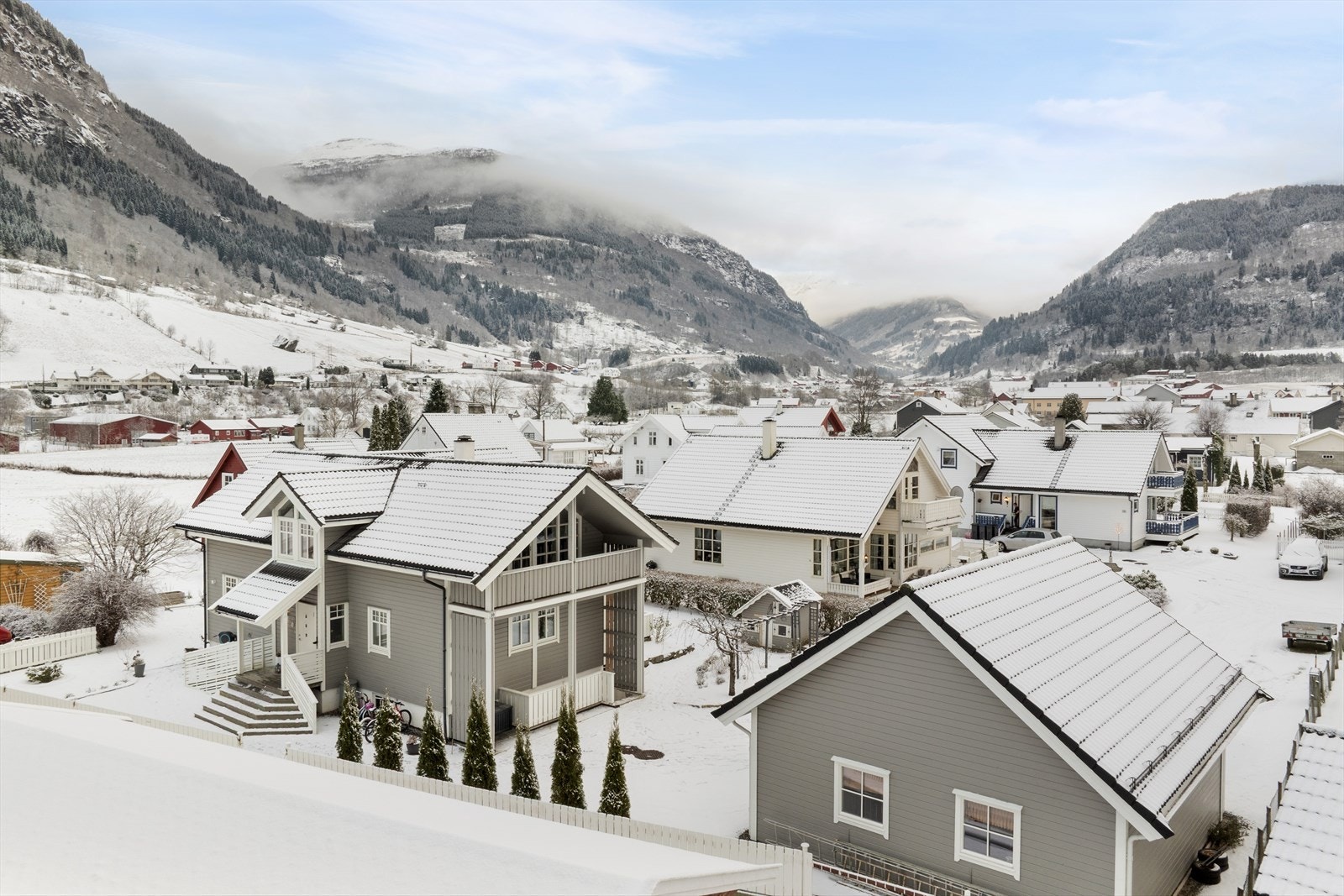 I tillegg er det oppført romsleg garasje i 2014 med automatisk portopnar. Galleribilde