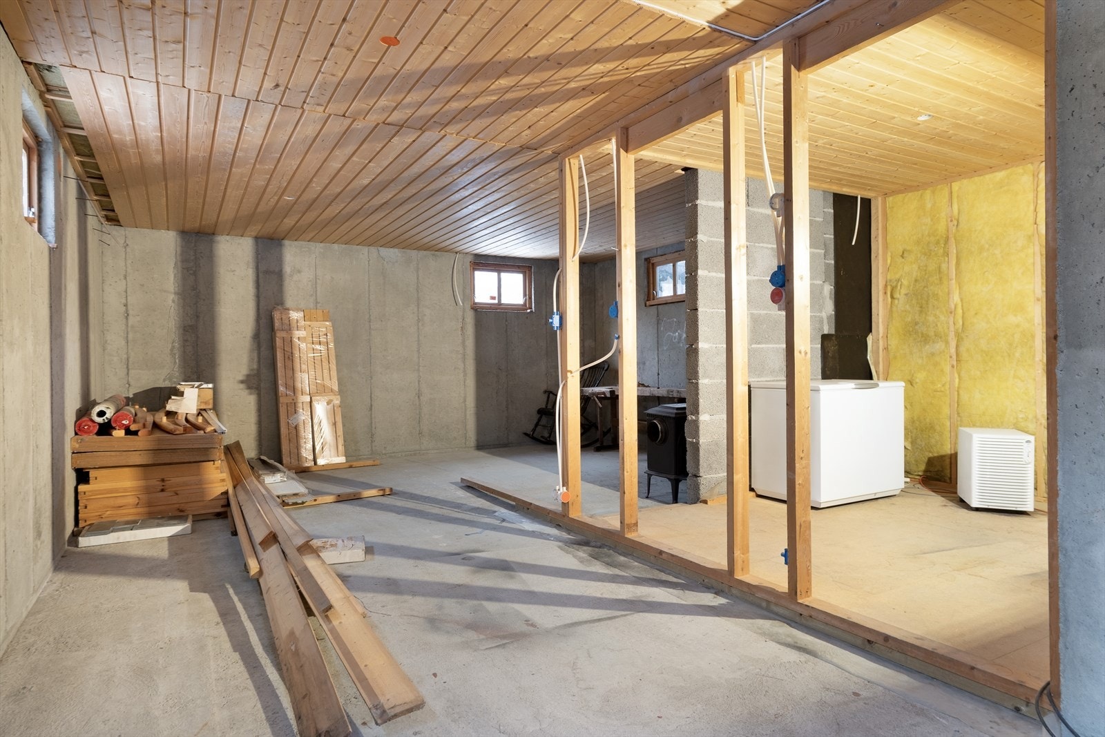 Kjellaren er uinnreda foruten trappegangen. Galleribilde