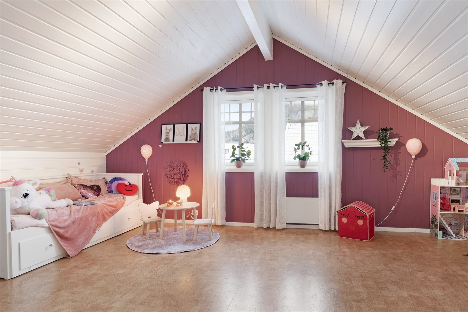 Det store soverommet kan enkelt delast opp til to soverom Galleribilde