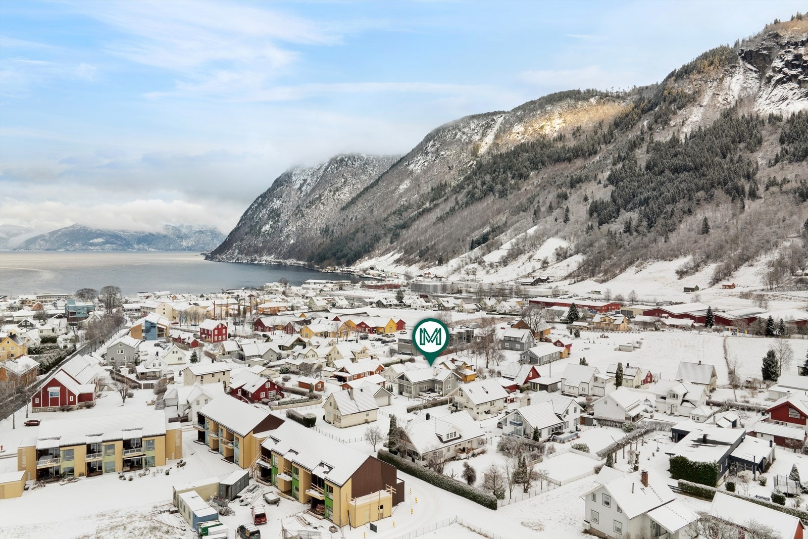 Her har du gangavstand til både skule, moderne idrettsanlegg og badestrand. Galleribilde