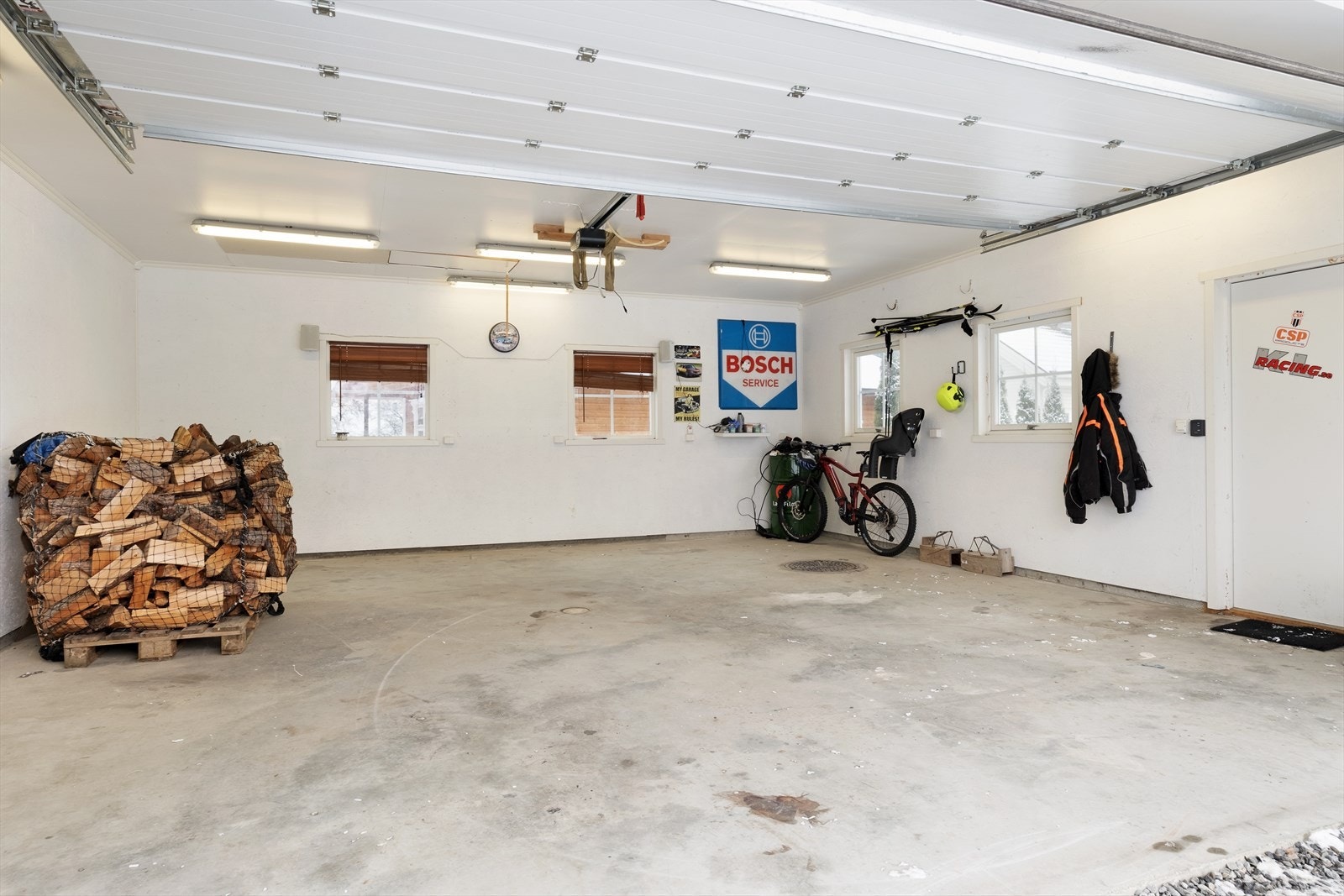 Romsleg garasje oppført i 2014 med automatisk portopnar. Galleribilde