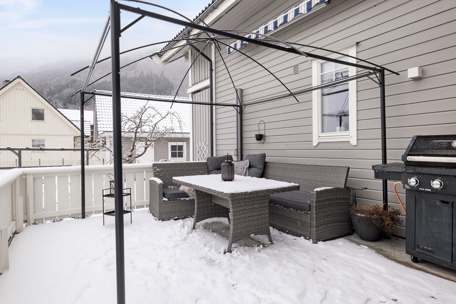 Frå stove/kjøkken er det tilkomst ut til triveleg terrasse og vidaren ned til hagen. Galleribilde