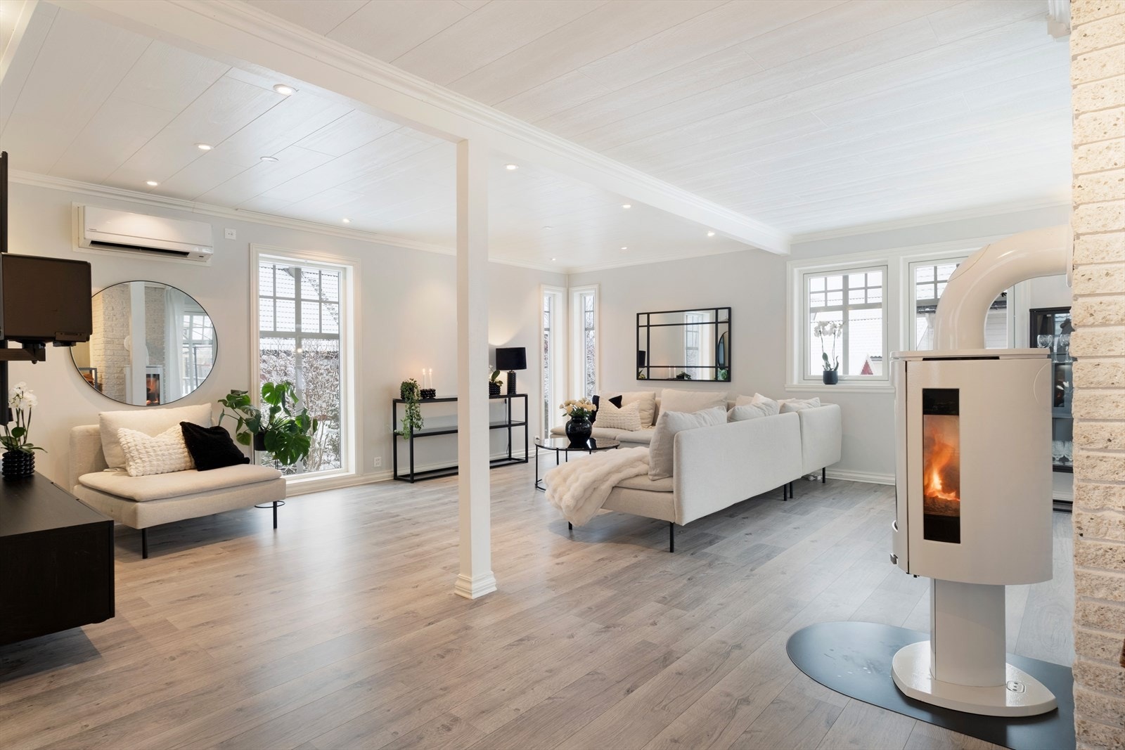 Som ekstra oppvarmingskjelder er det montert både varmepumpe og vedomn. Galleribilde