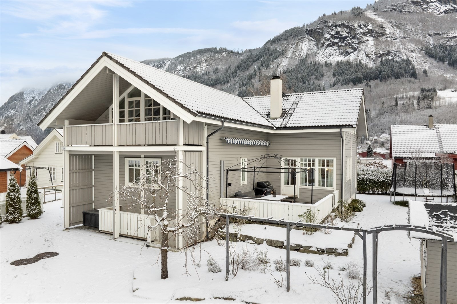 Einebustaden er oppført i 1988 og er på 3 etasjar. Bustaden inneheld bl.a. 3 soverom, 2 bad, flott stove og kjøkken i delvis opa løysing. Galleribilde