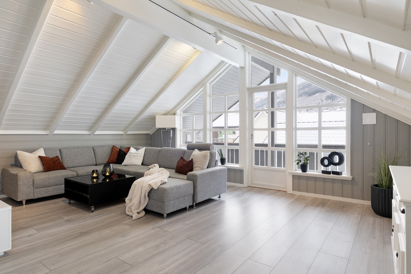 Loftet har ei trivleg stove med gode lysforhald og skrå himling som gjev eit lyst og romsleg preg. Her er det også tilkomst ut til overbygd luftebalkong. Galleribilde