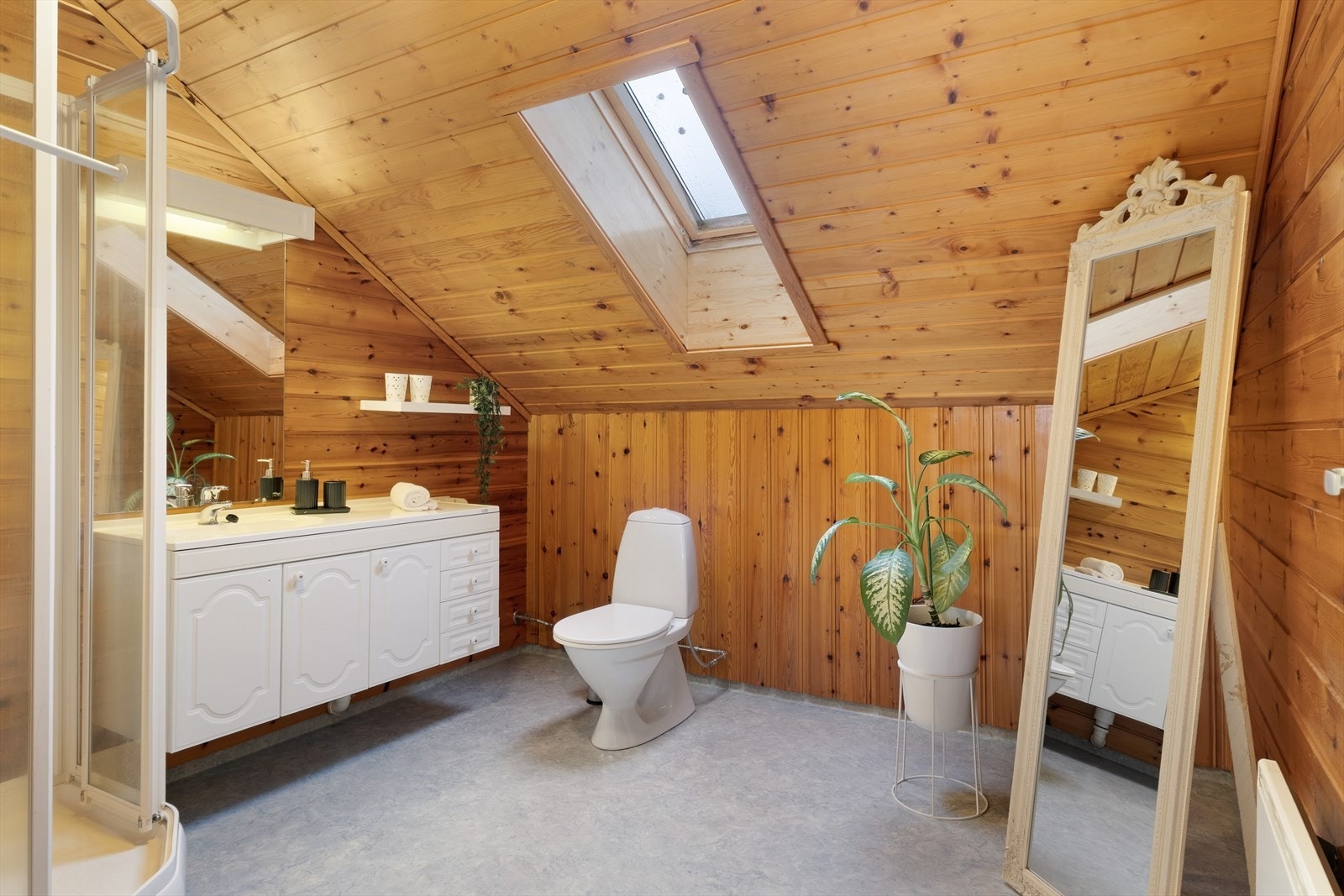 Badet i denne etasjen har panel på veggar og tak, og belegg på golv. I følgje vedlagt tilstandsrapport er badet er truleg etablert tidleg på 1990-talet. Galleribilde