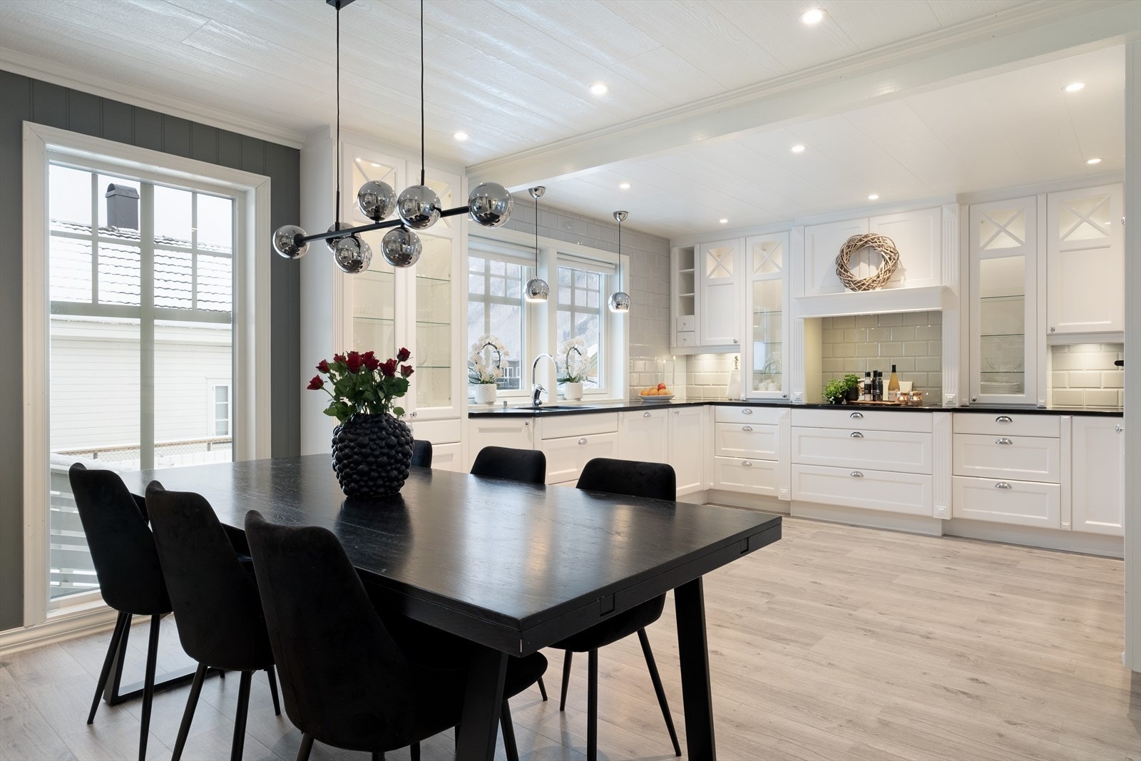 Her har ein rikeleg med lagring- og benkeplass og innebygde kvitevarer. Galleribilde