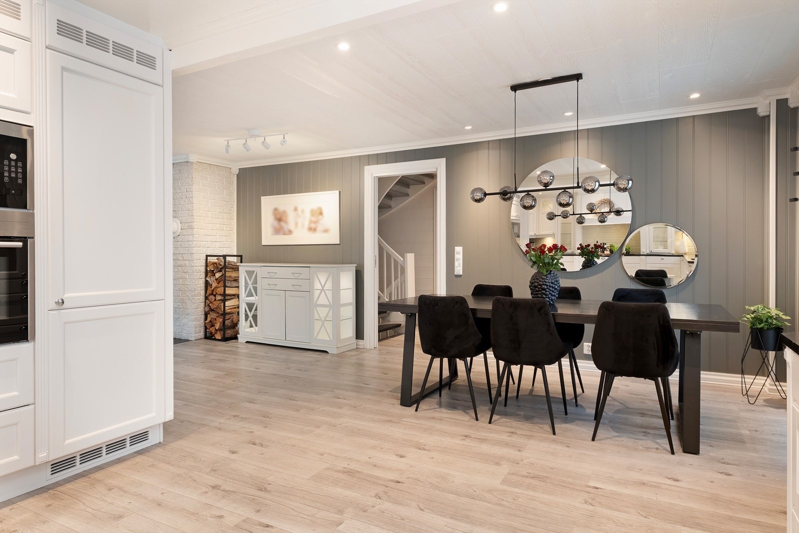 Like ved er det god plass til eit langbord der ein kan samle familie og vener til eit hyggelig måltid. Galleribilde