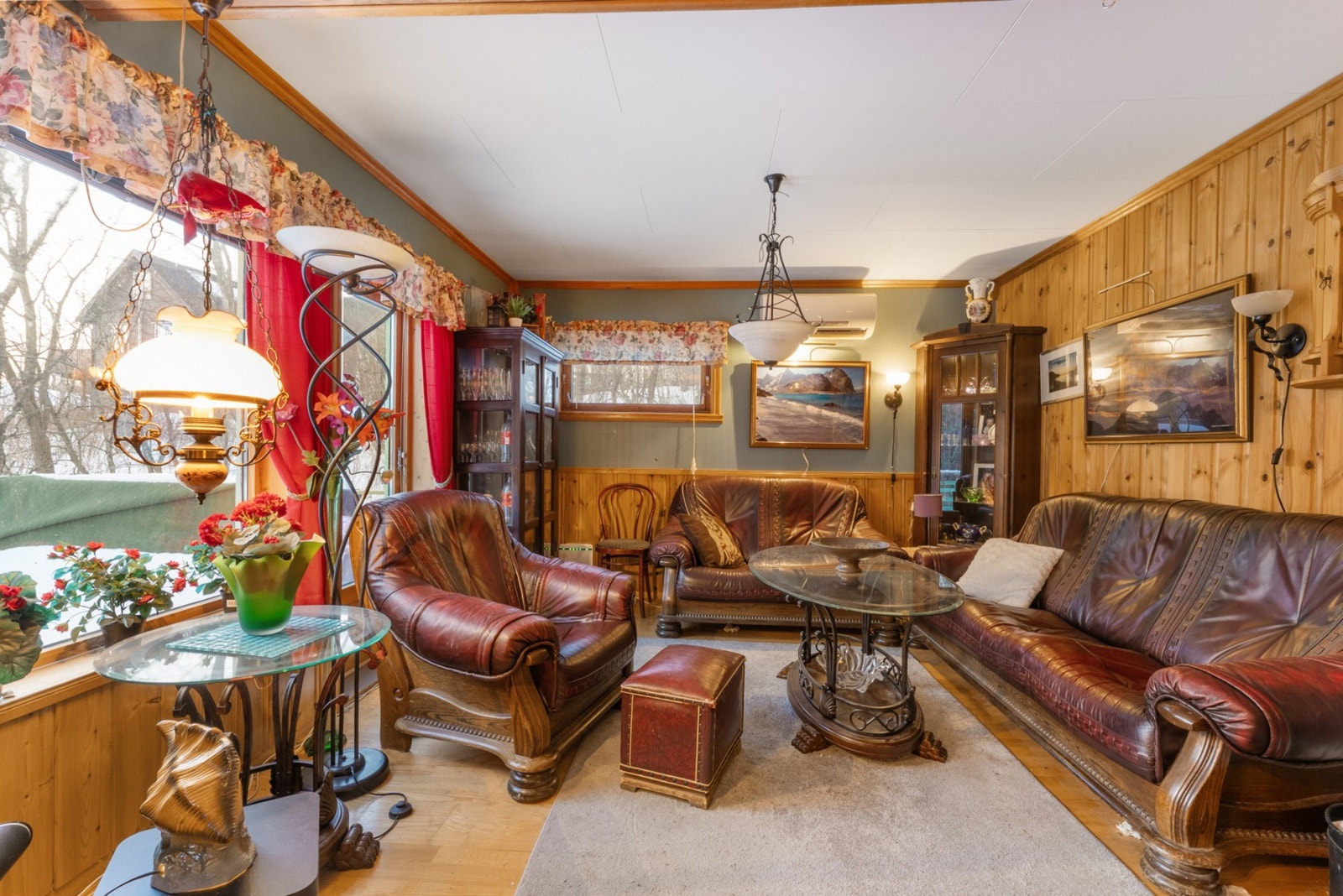 Stuen er av fin størrelse med store vindusflater som slipper inn rikelig med dagslys Galleribilde