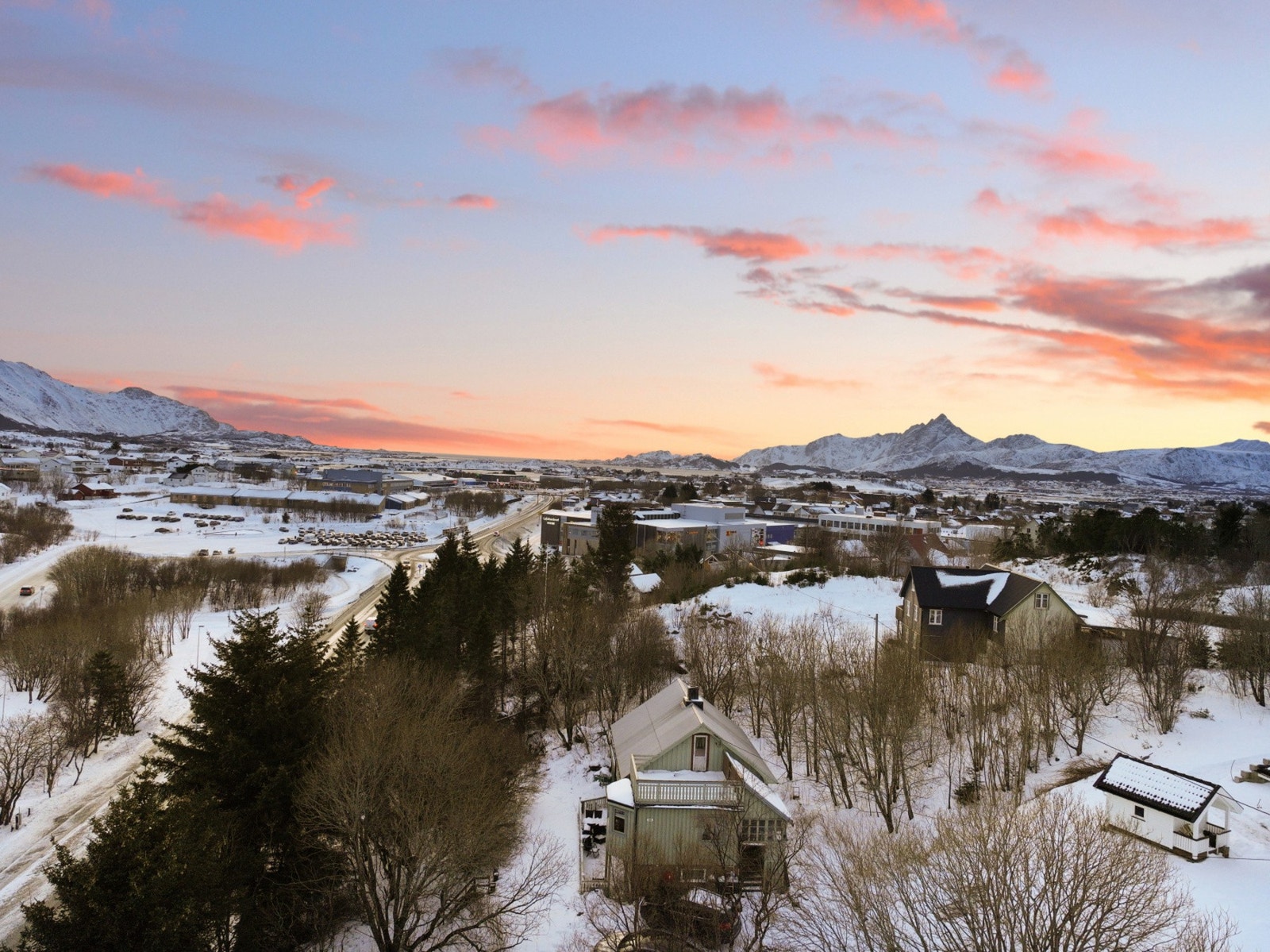 Leknes sentrum, med Lofotsenteret og et variert utvalg butikker, kafeer og tjenester, ligger kun en kort spasertur unna. Galleribilde