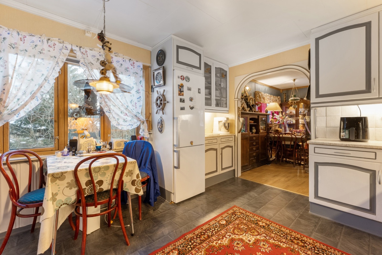 Og det er plass til en mindre sittegruppe ved vinduet Galleribilde