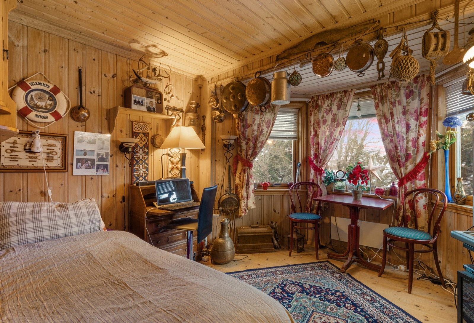 Soverommet i 1. etasje passer ypperlig som både hovedsoverom eller kontor Galleribilde