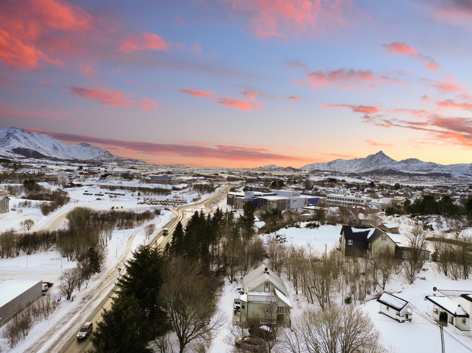 For barnefamilier er beliggenheten ideell. Det er flere barnehager i nærområdet, som Bjørnhaugen, Lynghaugen og Multemyra, alle innenfor ca. 1 km. Leknes skole for 1.-10. trinn er kun ca. 700 meter fra eiendommen Galleribilde