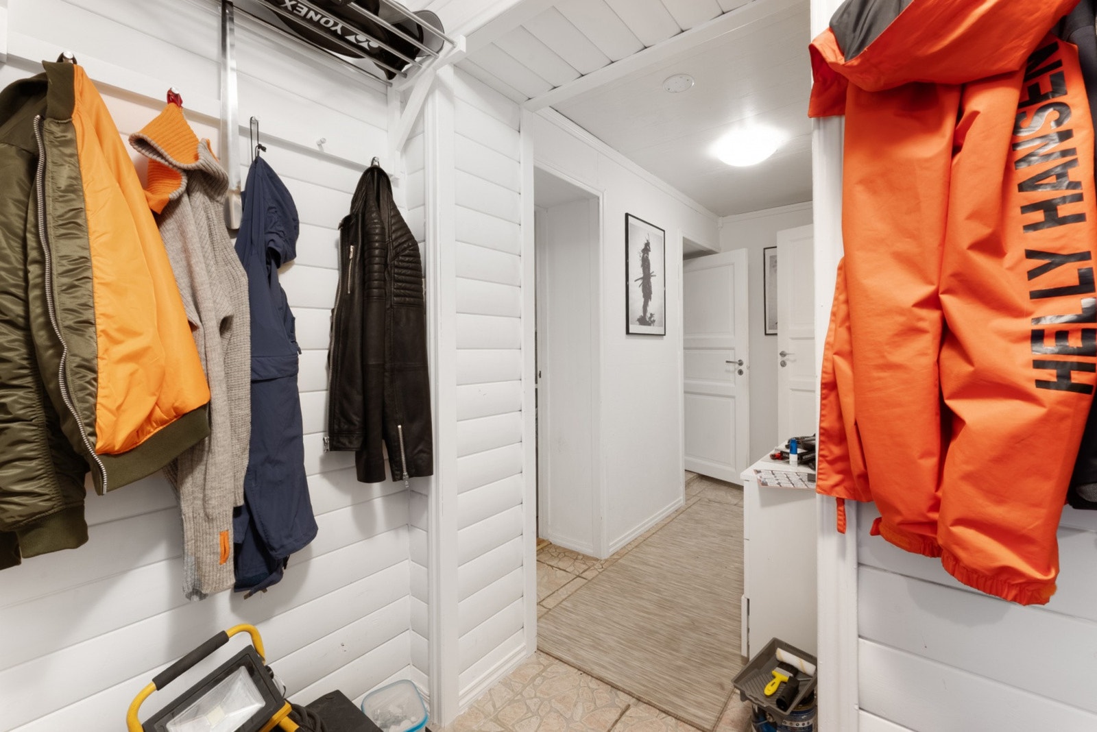 Entreen har praktiske knagger for oppheng og plass til utetøy Galleribilde