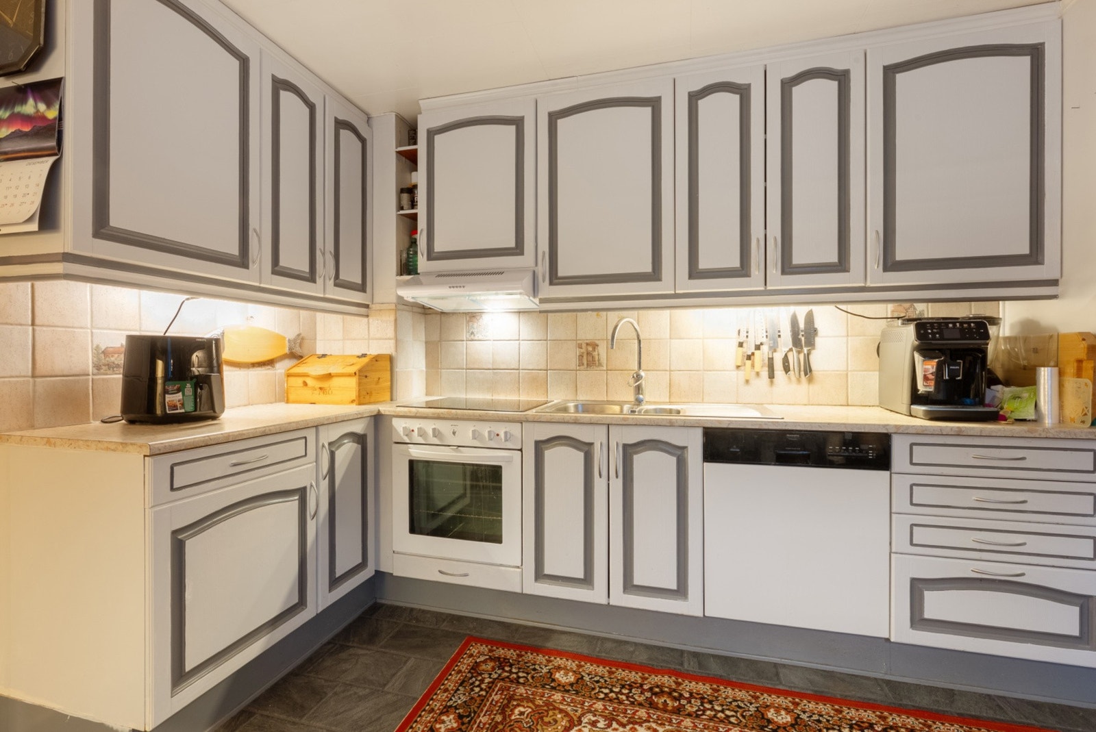 Det er godt med oppbevaringsplass i skuffer og skap Galleribilde