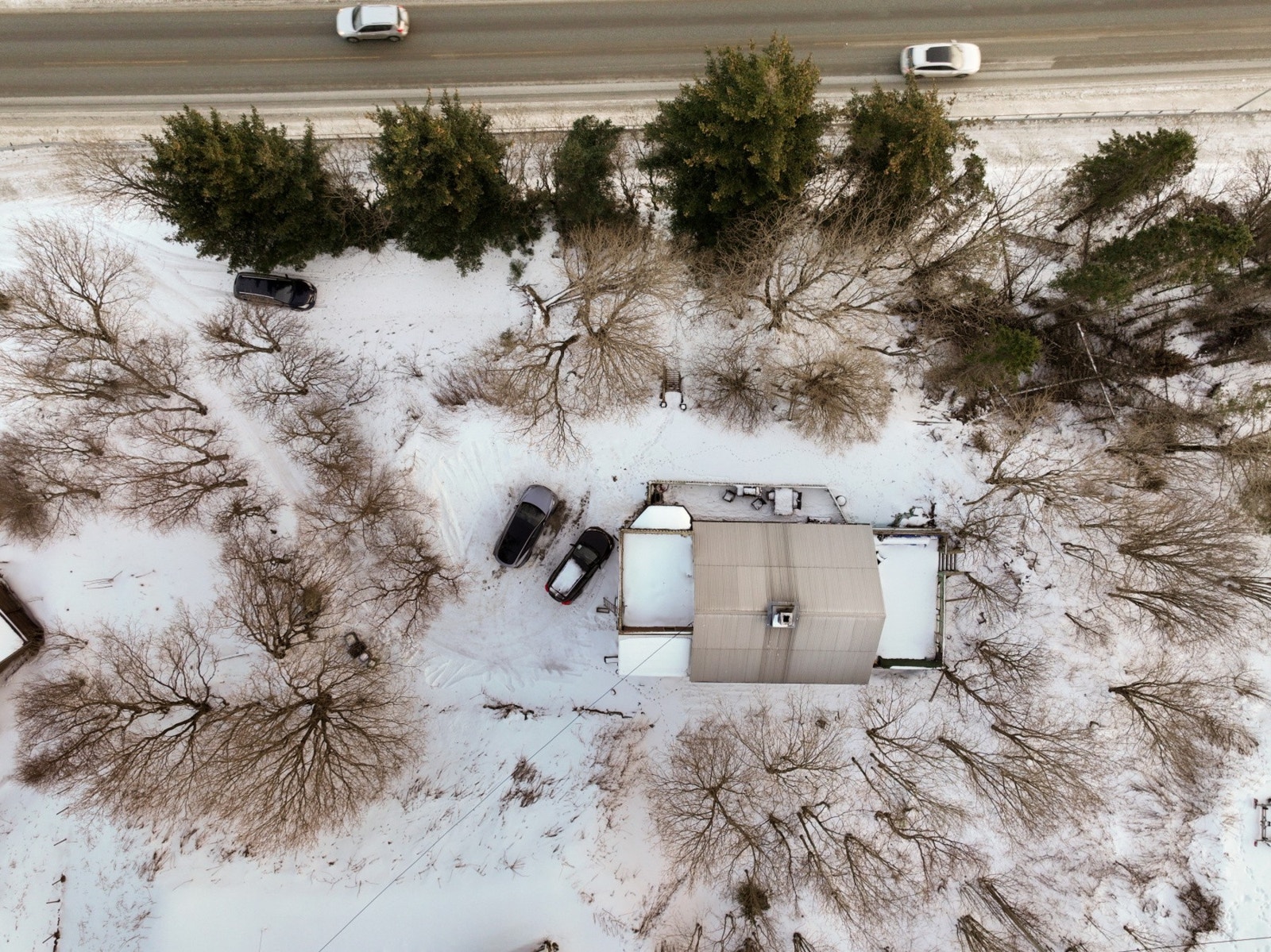 Tomten er på ca. 1,6 mål og gir rikelig med uteplass for lek og rekreasjon. Galleribilde