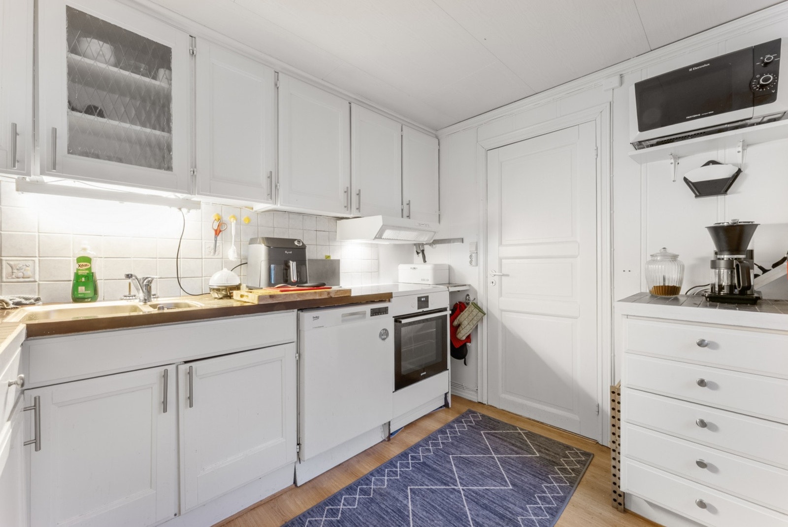 Her er det godt med benkeplass og oppbevaring i skuffer og skap Galleribilde