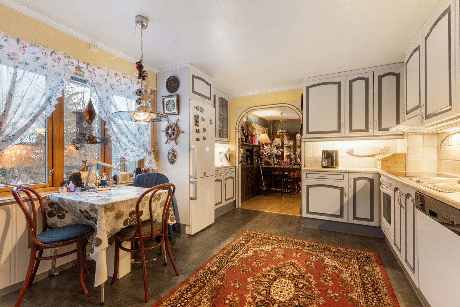 Vi starter i kjøkkenet av boligen Galleribilde