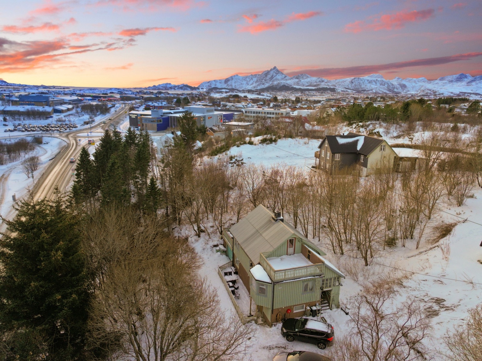 Her presenteres en enebolig med en sentral og attraktiv beliggenhet i Leknes. Galleribilde
