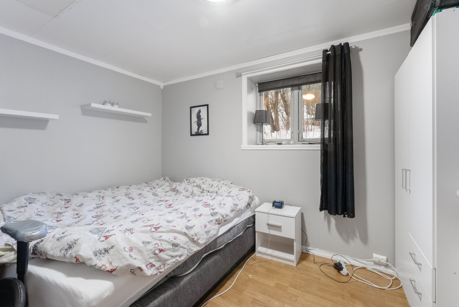 Soverommet er av fin størrelse og har lagringsplass i skap Galleribilde