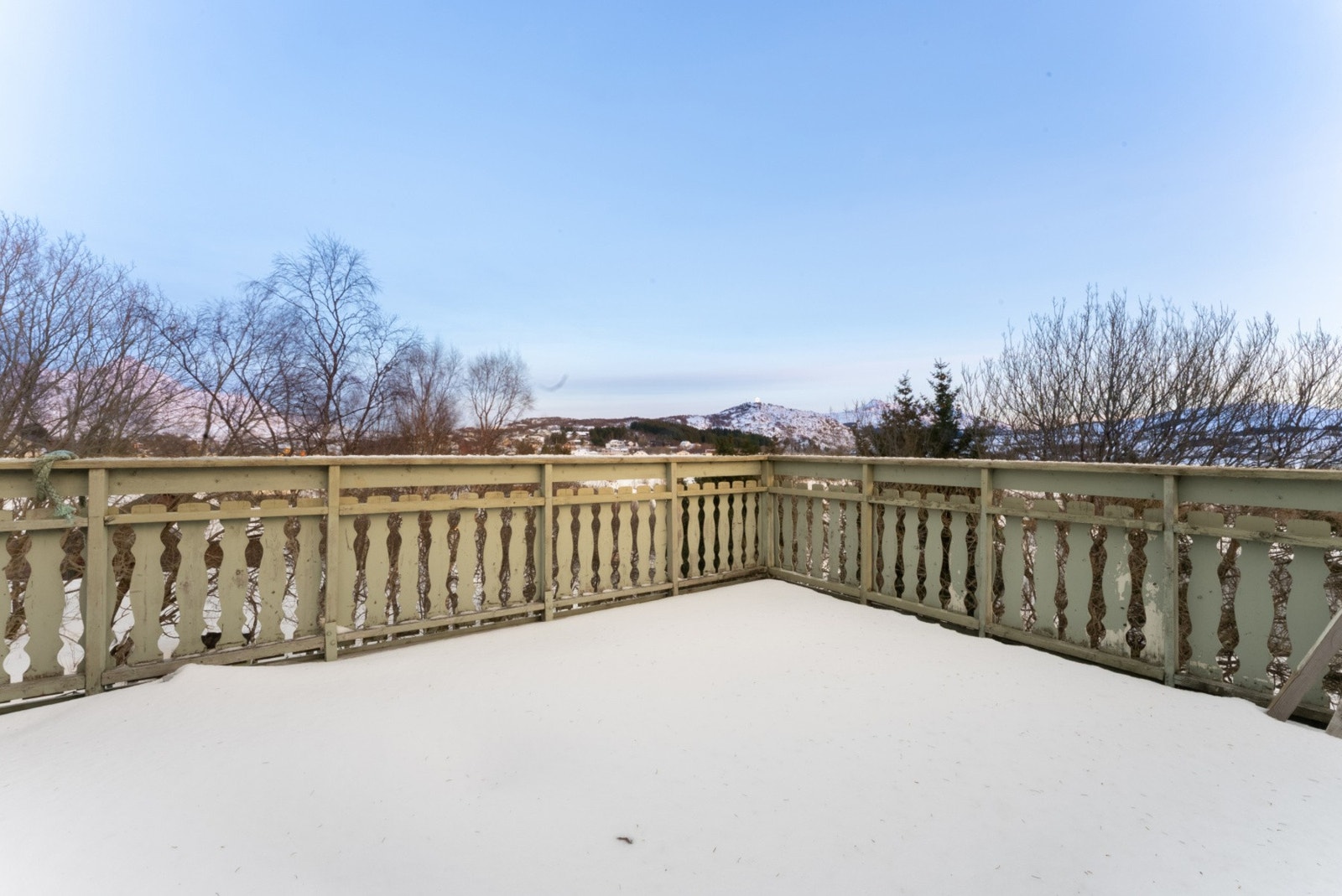 Solrik balkong av fin størrelse Galleribilde