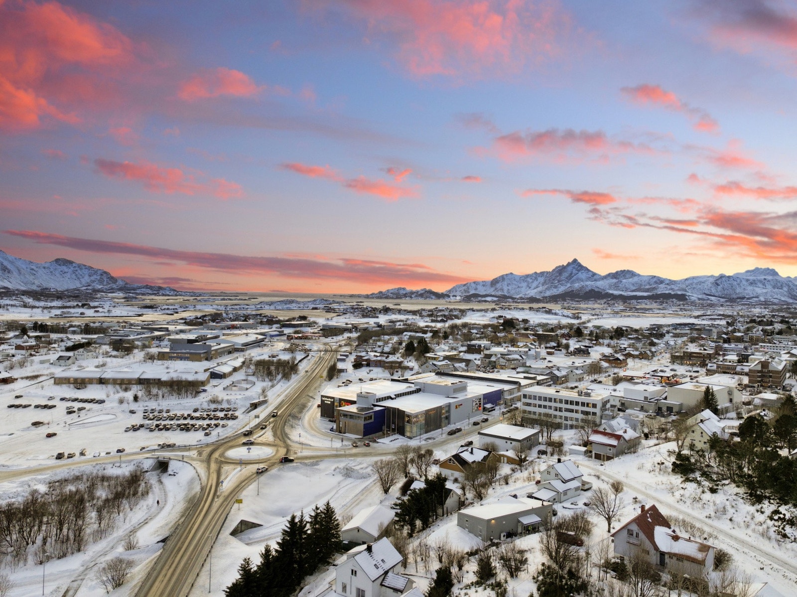 Området byr på nærhet til den unike Lofot-naturen, med flotte turmuligheter i skog og mark like i nærheten. Galleribilde