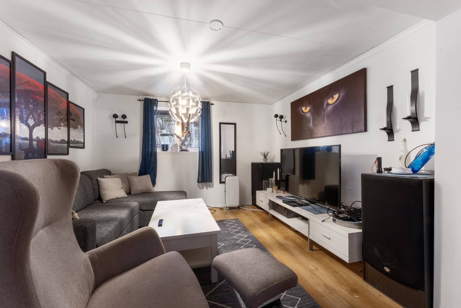 Stuen er av fin størrelse og kan innredes som ønsket Galleribilde