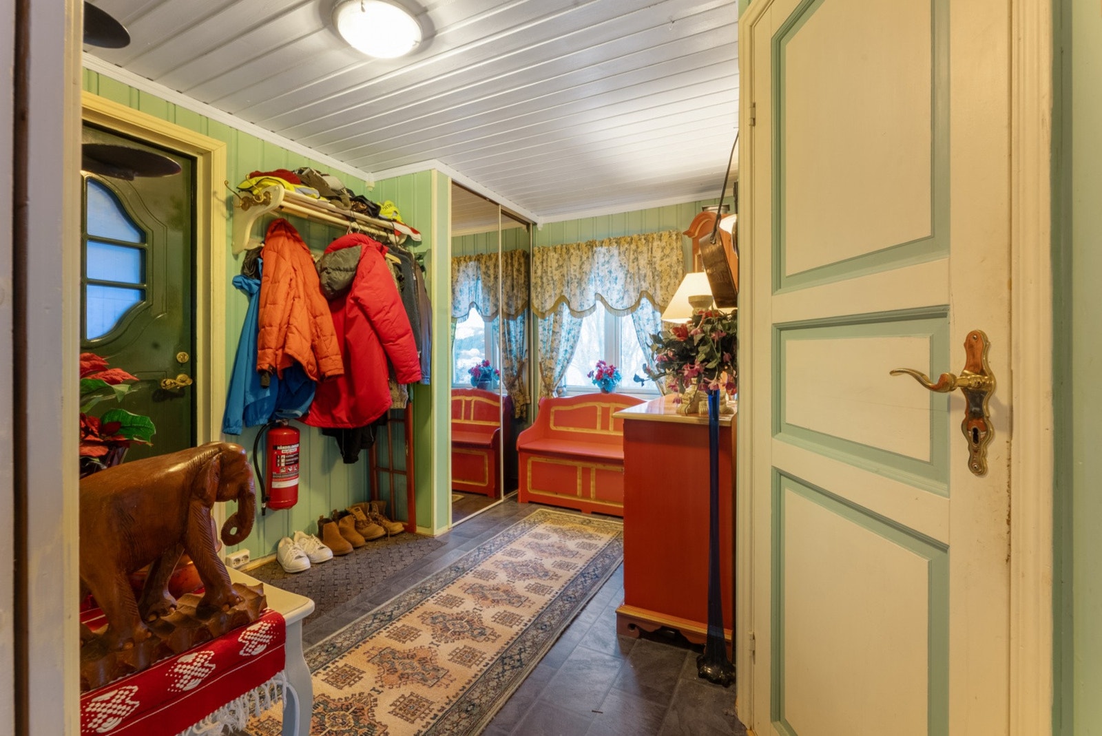 Entreen er av god størrelse ,ed skyvedørsgarderobe for oppbevaring Galleribilde