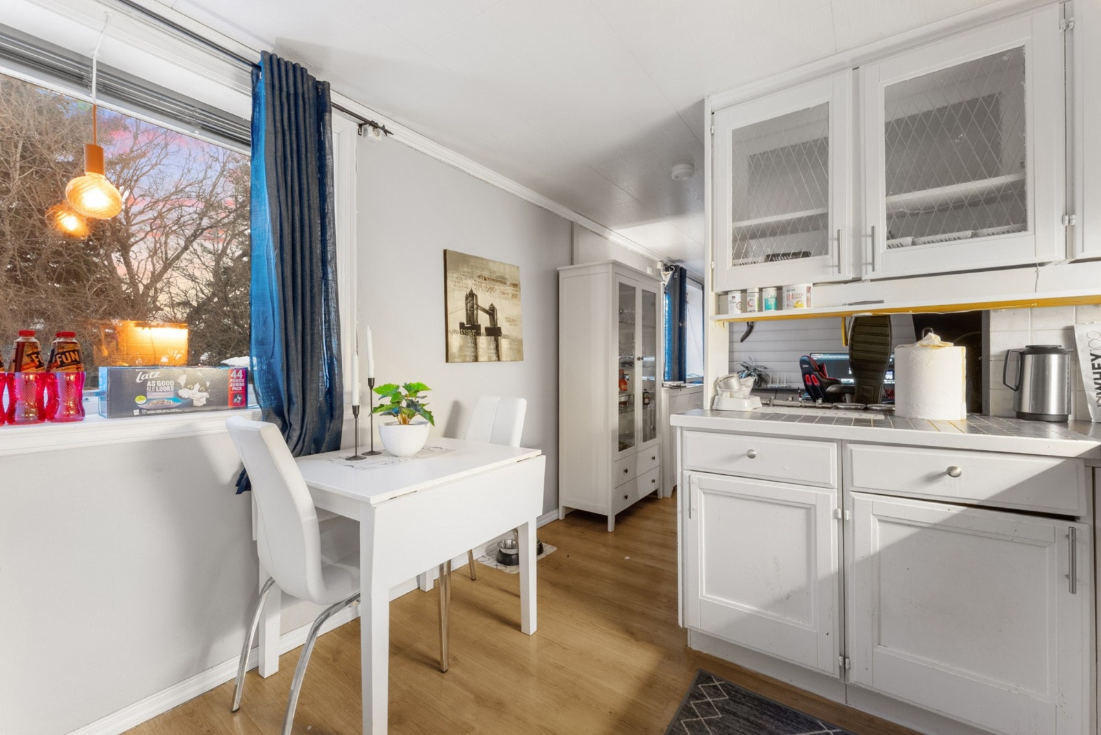 Det er også plass til en mindre spisegruppe ved kjøkkenet Galleribilde