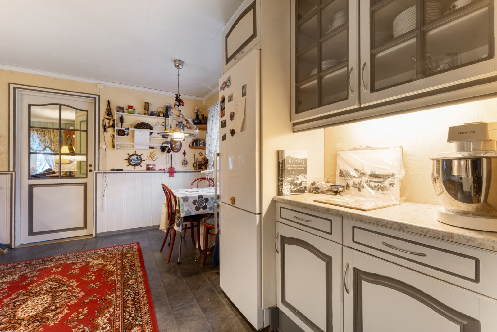 Ekstra benkeplass for kjøkkenutstyr Galleribilde