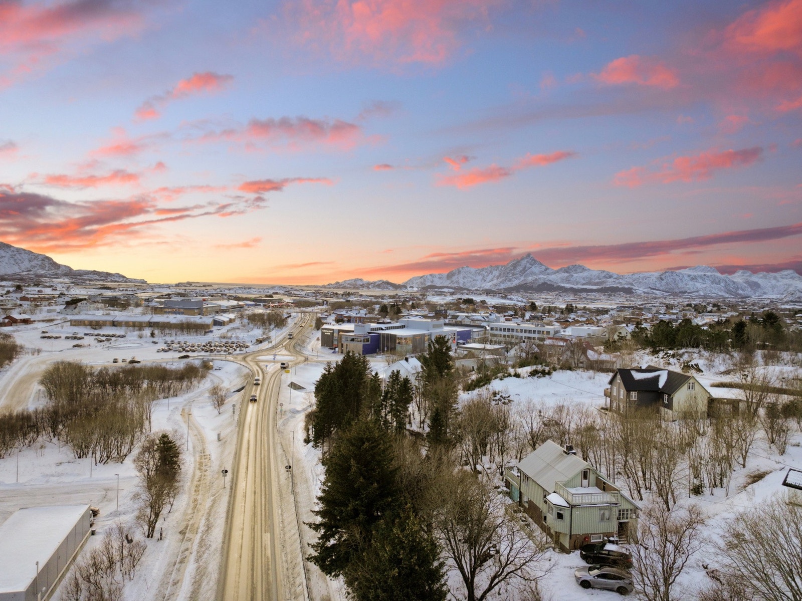 Kommunikasjonsmulighetene er gode. Leknes lufthavn ligger kun en kort kjøretur unna, noe som gjør reise enkelt. Fra Leknes sentrum er det også bussforbindelser til resten av Lofoten. Galleribilde