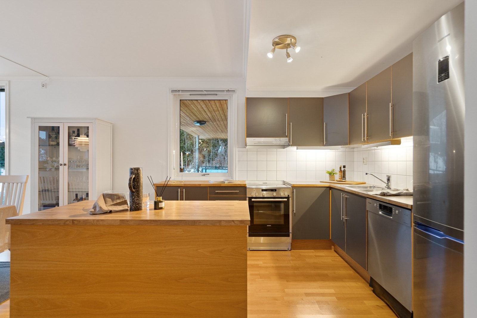 Kjøkkenet ligger i åpen løsning mot stuen og har innredning med glatte fronter og laminert benkeplate. Galleribilde