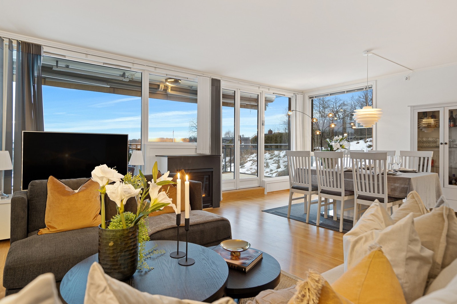 Stuen er lys og trivelig med gode vindusflater som slipper inn rikelig med dagslys. Galleribilde