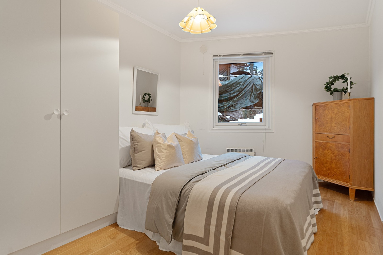 Det andre soverommet egner seg godt som barnerom, gjesterom eller hjemmekontor. Rommet har en god størrelse og samme pene overflater som resten av leiligheten. Galleribilde