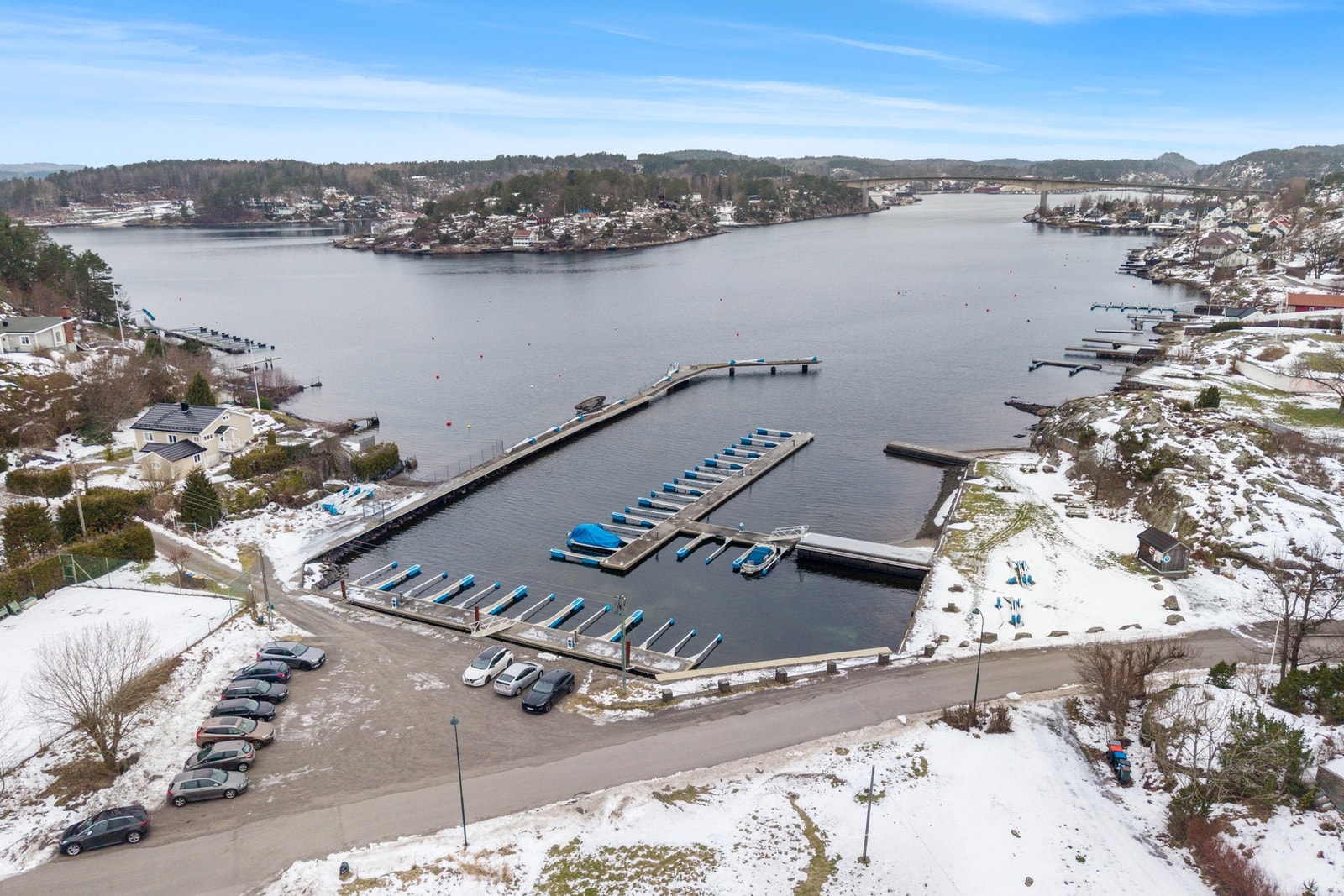 Flott bryggeanlegg nederst i veien. Galleribilde