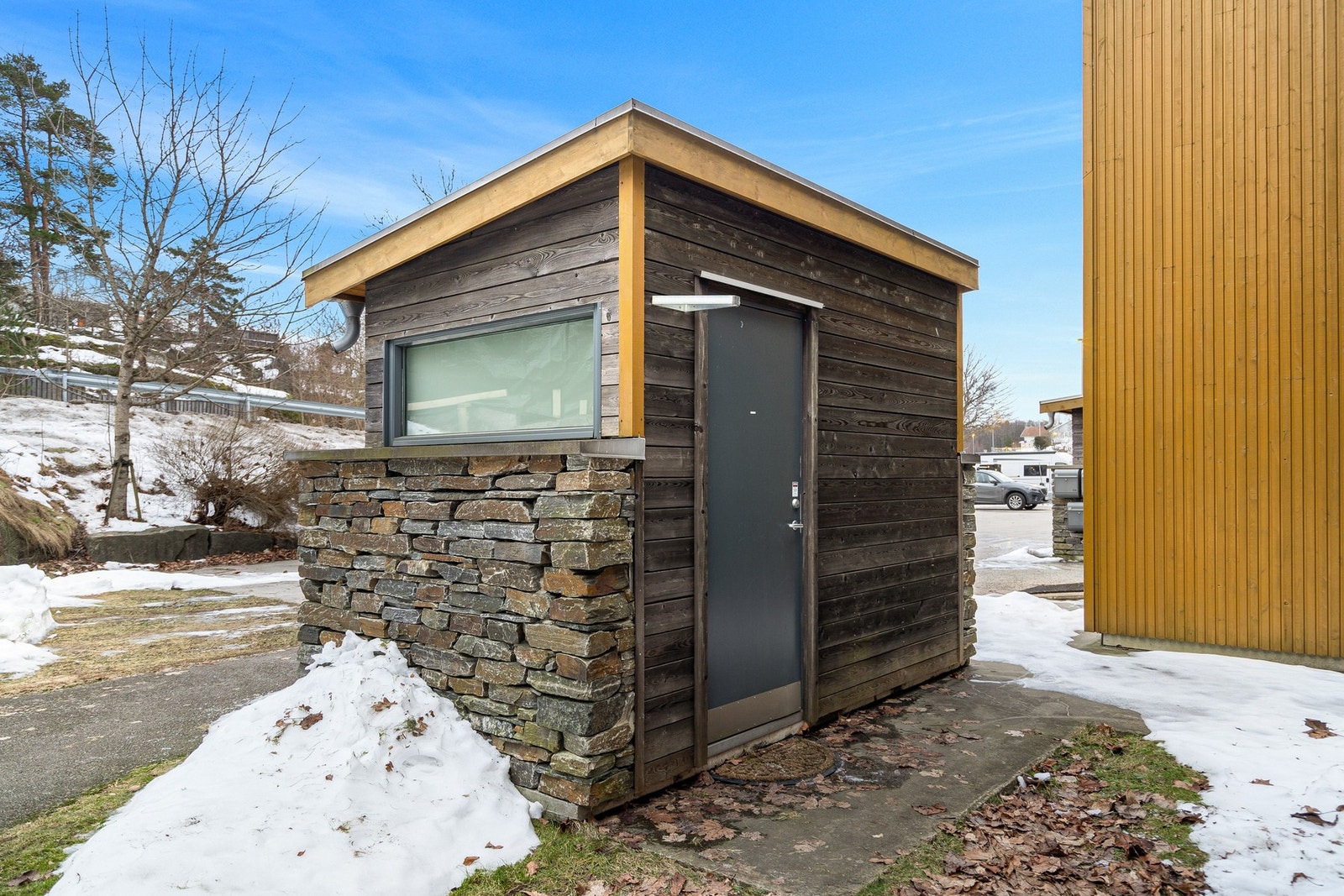 Tilhørende sportsbod ved inngangsparti. Galleribilde