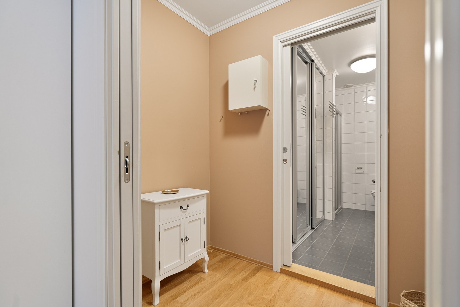 Fra soverom er det direkte inngang til bad, med praktisk mellomrom. Galleribilde