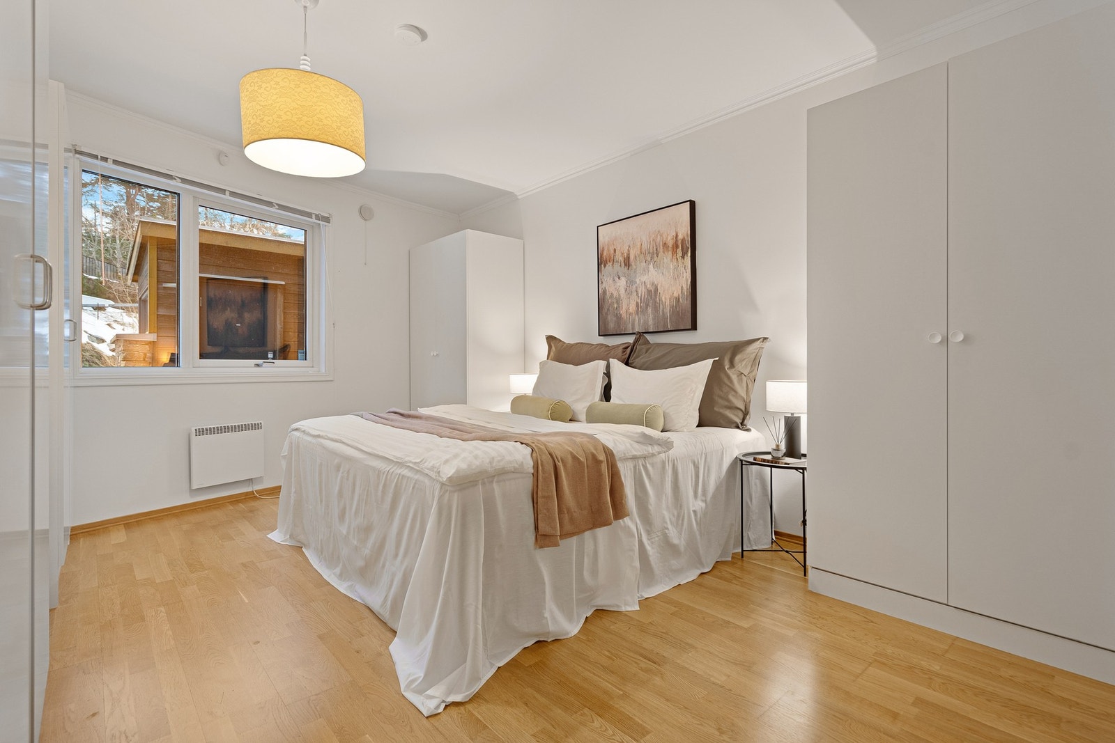 Hovedsoverommet er romslig og rolig plassert, med plass til dobbeltseng og garderobeløsning. Galleribilde