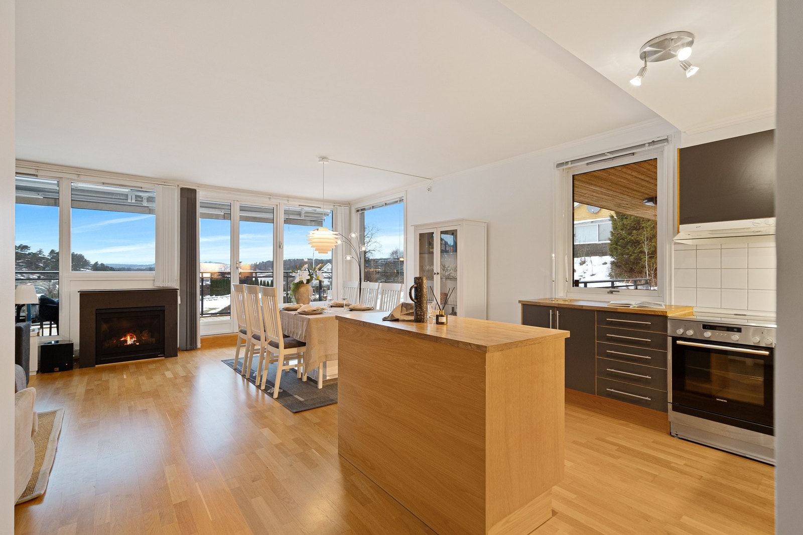 Den åpne løsningen gir et sosialt preg og gjør kjøkkenet godt egnet både til hverdagsbruk og selskap. Galleribilde