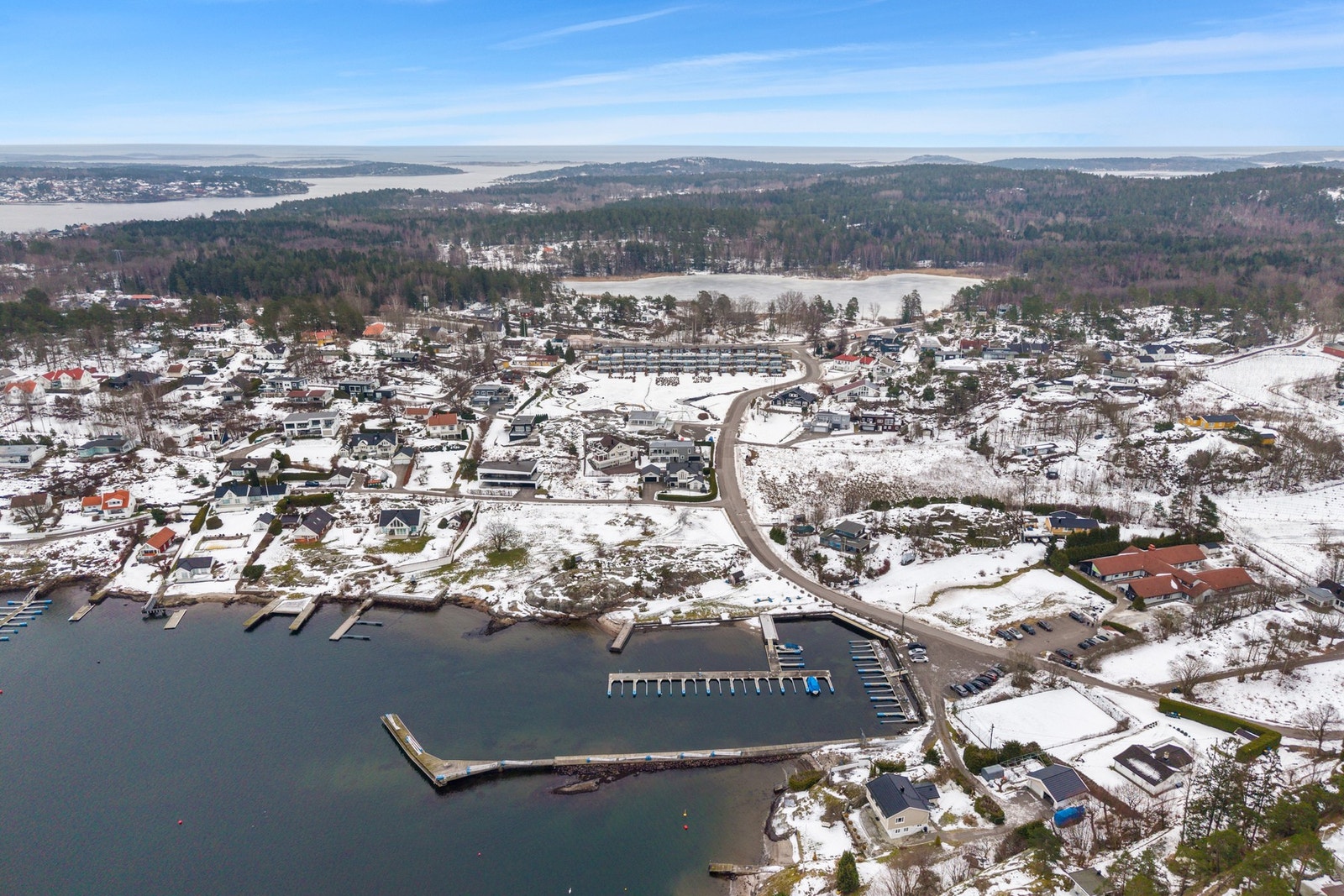 Nærmeste dagligvarebutikk er Kiwi kjøpmannskjær. I Tjøme sentrum finnes fasiliteter som dagligvareforretningene Spar, Rema 1000 og Coop Extra, Tjøme Kolonial, vinmonopol, apotek, klesforretninger m.m. Galleribilde